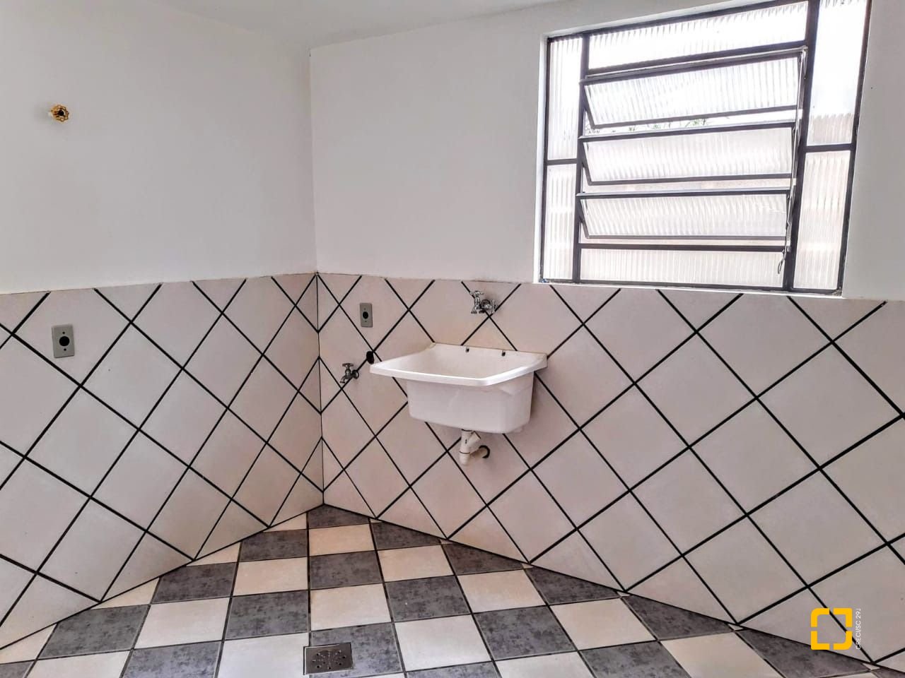 Casa com 270m², 6 quartos (sendo 1 suíte), 3 garagens, no bairro Itacorubi em Florianópolis