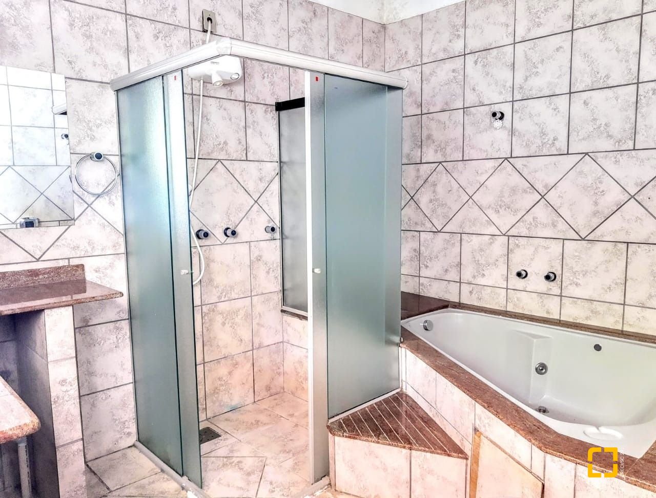 Casa com 270m², 6 quartos (sendo 1 suíte), 3 garagens, no bairro Itacorubi em Florianópolis