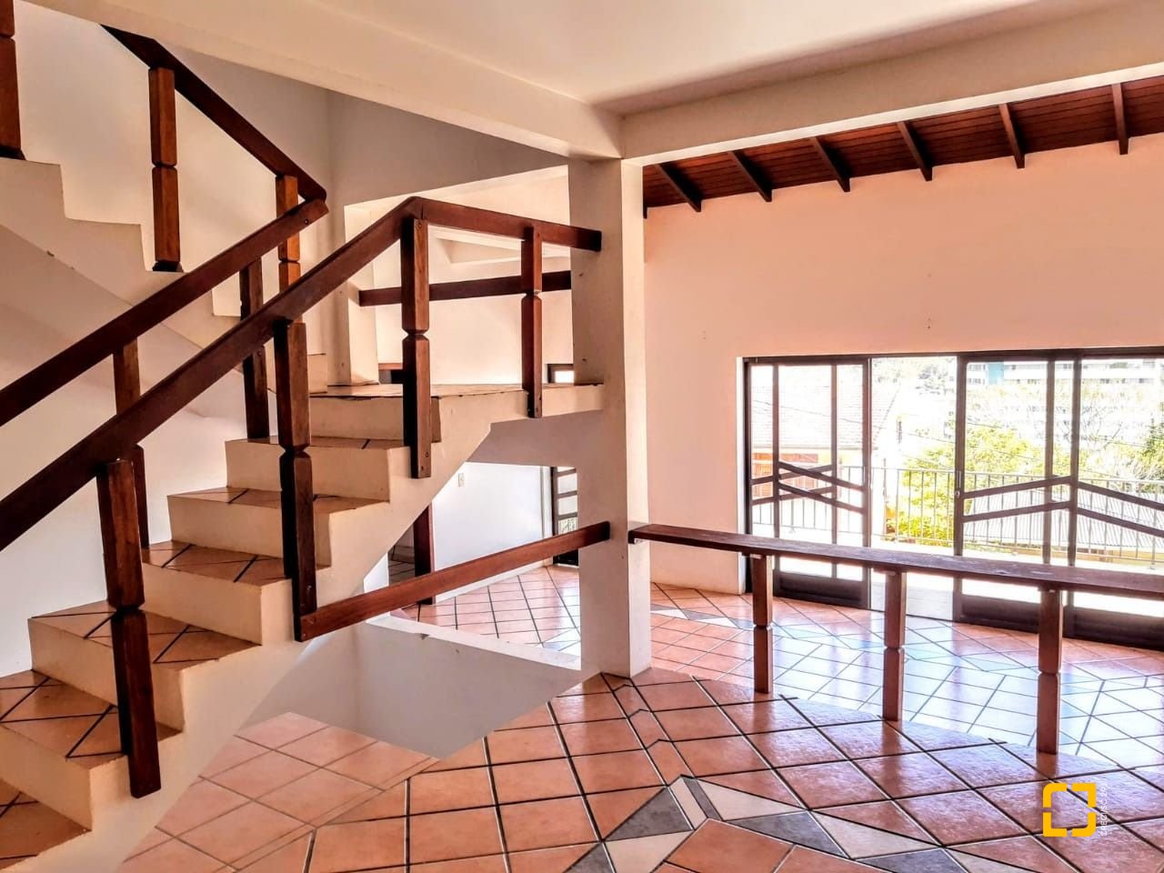 Casa com 270m², 6 quartos (sendo 1 suíte), 3 garagens, no bairro Itacorubi em Florianópolis