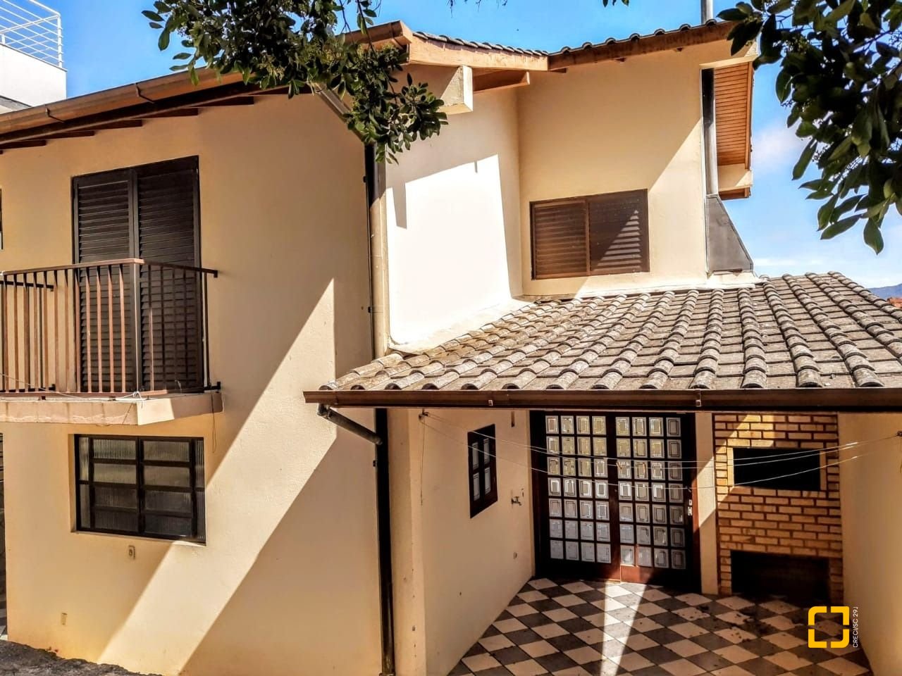 Casa com 270m², 6 quartos (sendo 1 suíte), 3 garagens, no bairro Itacorubi em Florianópolis