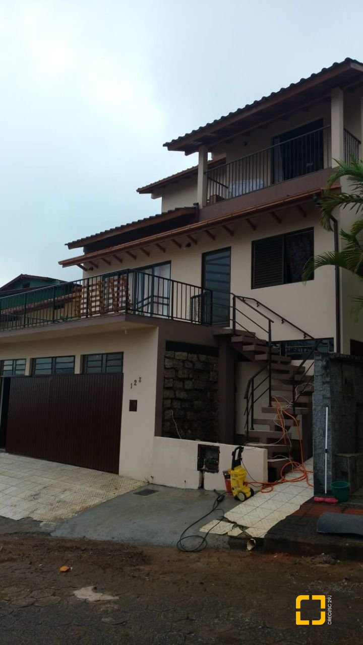 Casa com 270m², 6 quartos (sendo 1 suíte), 3 garagens, no bairro Itacorubi em Florianópolis