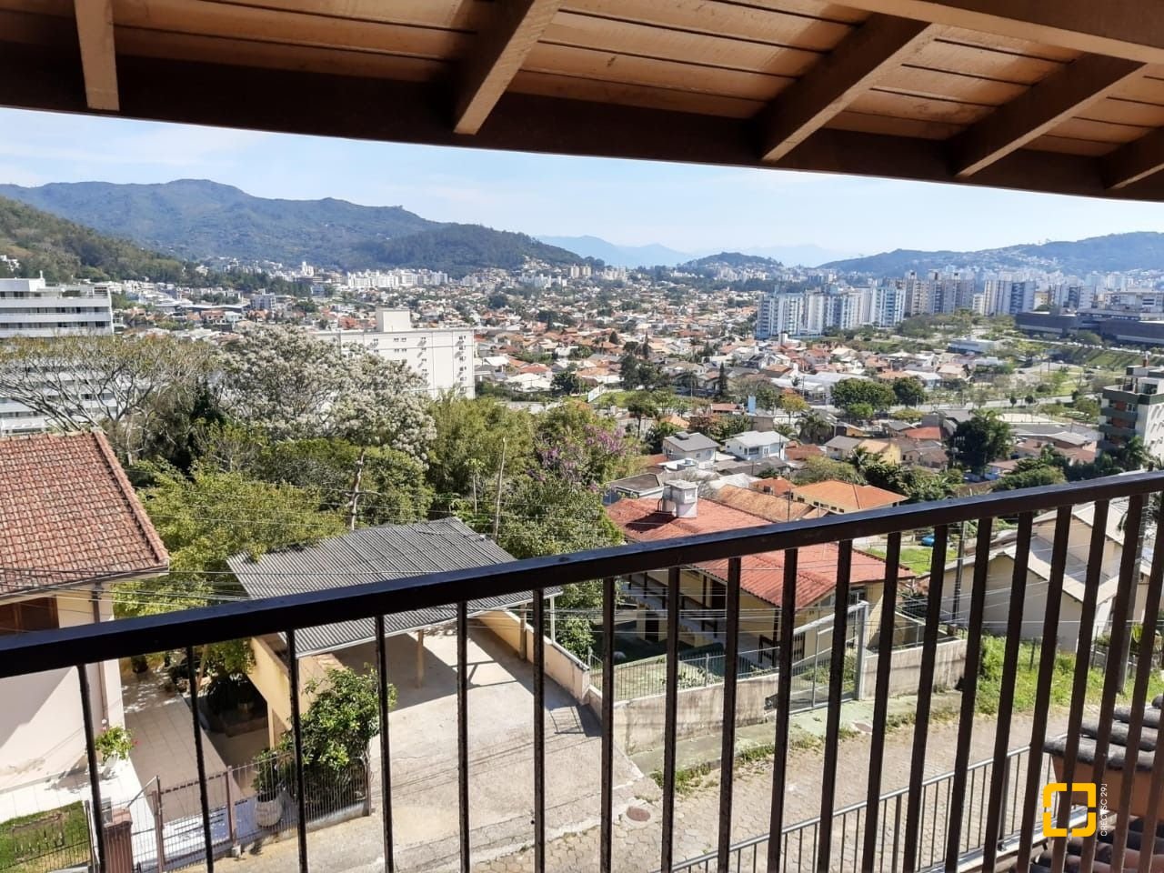 Casa com 270m², 6 quartos (sendo 1 suíte), 3 garagens, no bairro Itacorubi em Florianópolis