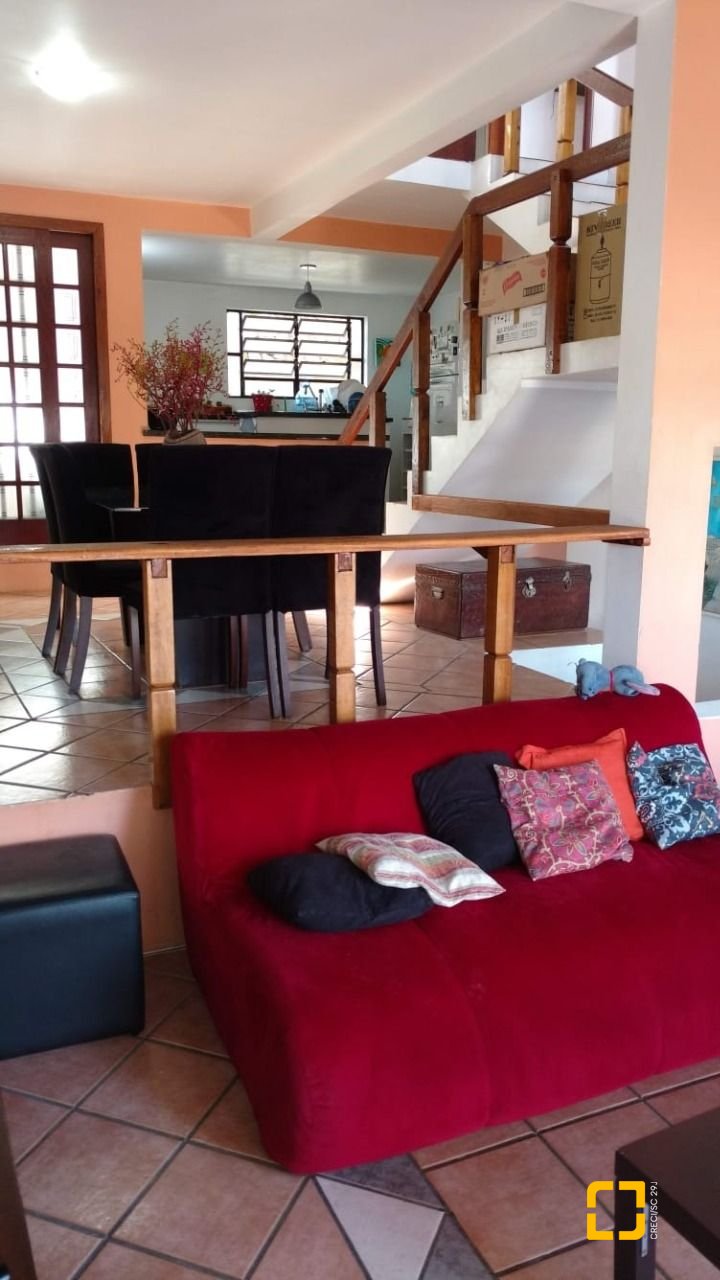 Casa com 270m², 6 quartos (sendo 1 suíte), 3 garagens, no bairro Itacorubi em Florianópolis