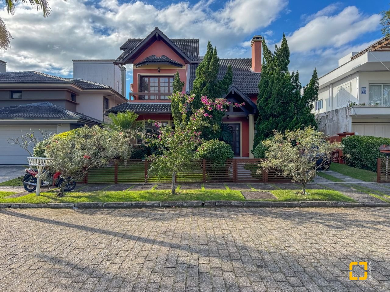 Casa com 230m², 4 quartos (sendo 1 suíte), 4 garagens, no bairro Jurerê Internacional em Florianópolis