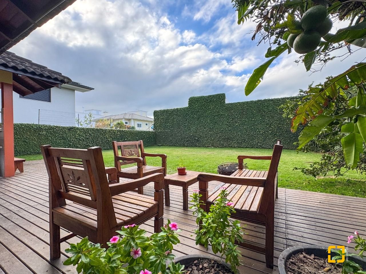 Casa com 230m², 4 quartos (sendo 1 suíte), 4 garagens, no bairro Jurerê Internacional em Florianópolis