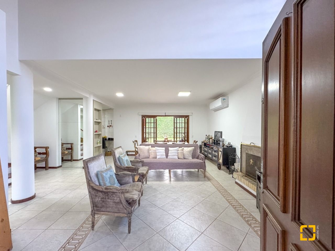 Casa com 230m², 4 quartos (sendo 1 suíte), 4 garagens, no bairro Jurerê Internacional em Florianópolis