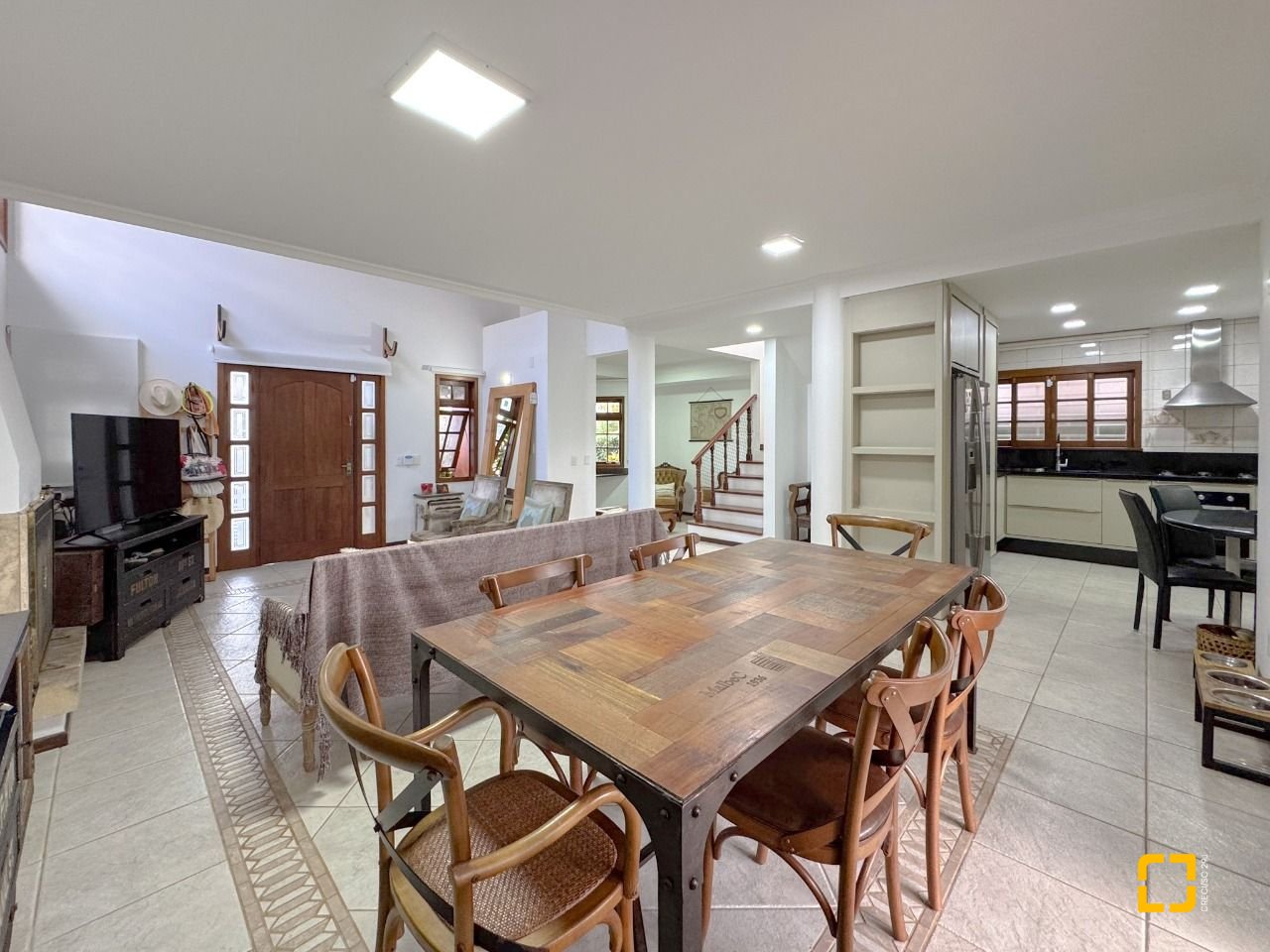 Casa com 230m², 4 quartos (sendo 1 suíte), 4 garagens, no bairro Jurerê Internacional em Florianópolis