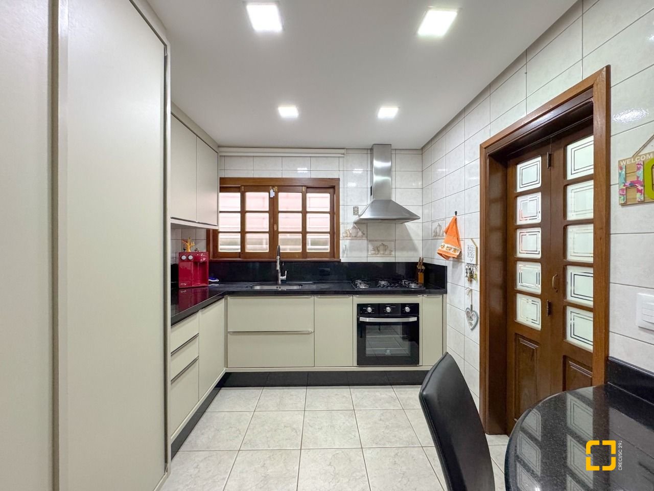 Casa com 230m², 4 quartos (sendo 1 suíte), 4 garagens, no bairro Jurerê Internacional em Florianópolis