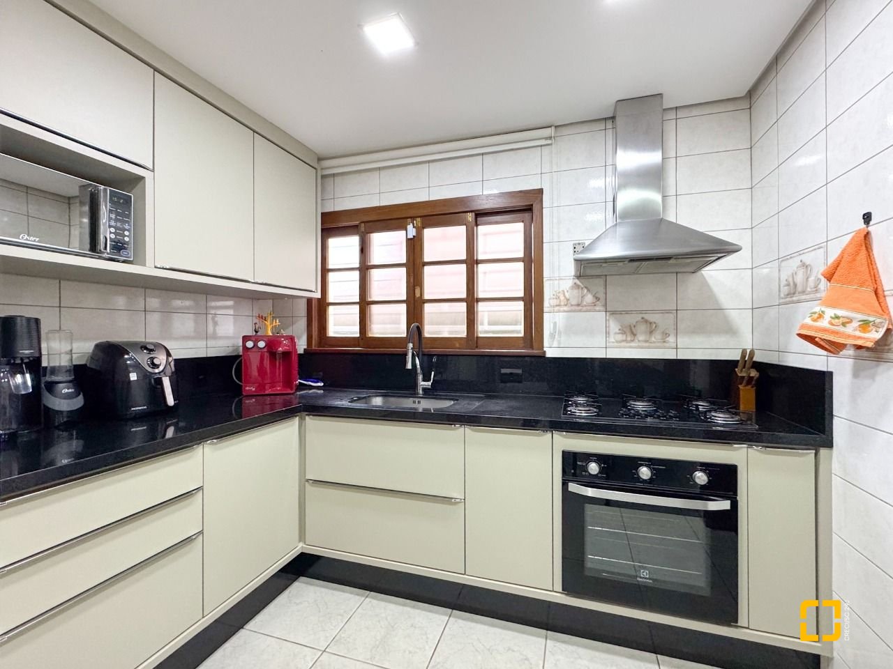 Casa com 230m², 4 quartos (sendo 1 suíte), 4 garagens, no bairro Jurerê Internacional em Florianópolis