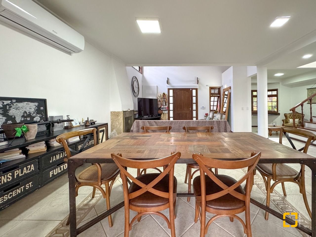 Casa com 230m², 4 quartos (sendo 1 suíte), 4 garagens, no bairro Jurerê Internacional em Florianópolis