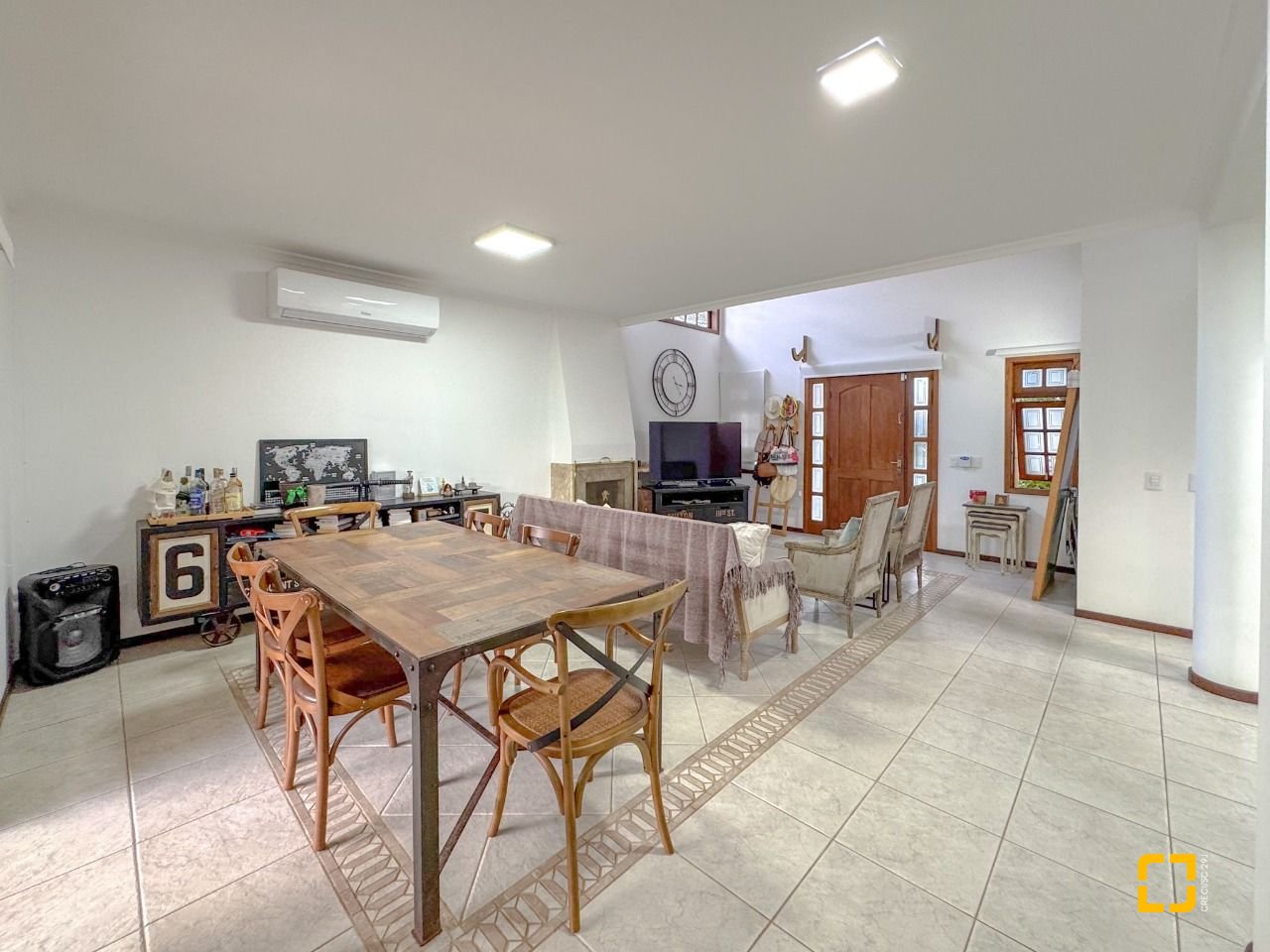 Casa com 230m², 4 quartos (sendo 1 suíte), 4 garagens, no bairro Jurerê Internacional em Florianópolis