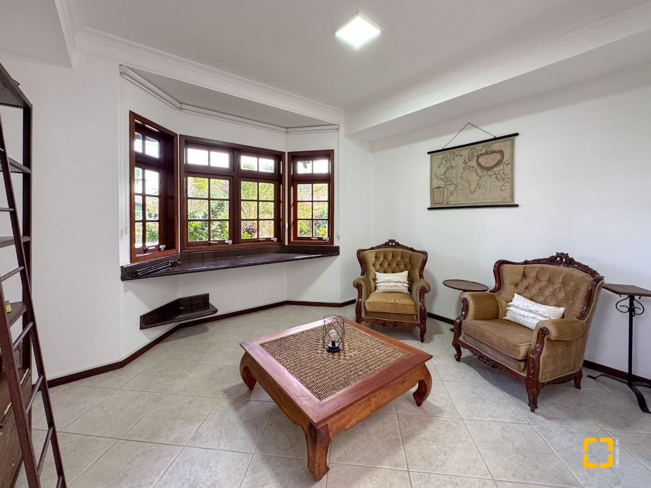 Casa com 230m², 4 quartos (sendo 1 suíte), 4 garagens, no bairro Jurerê Internacional em Florianópolis