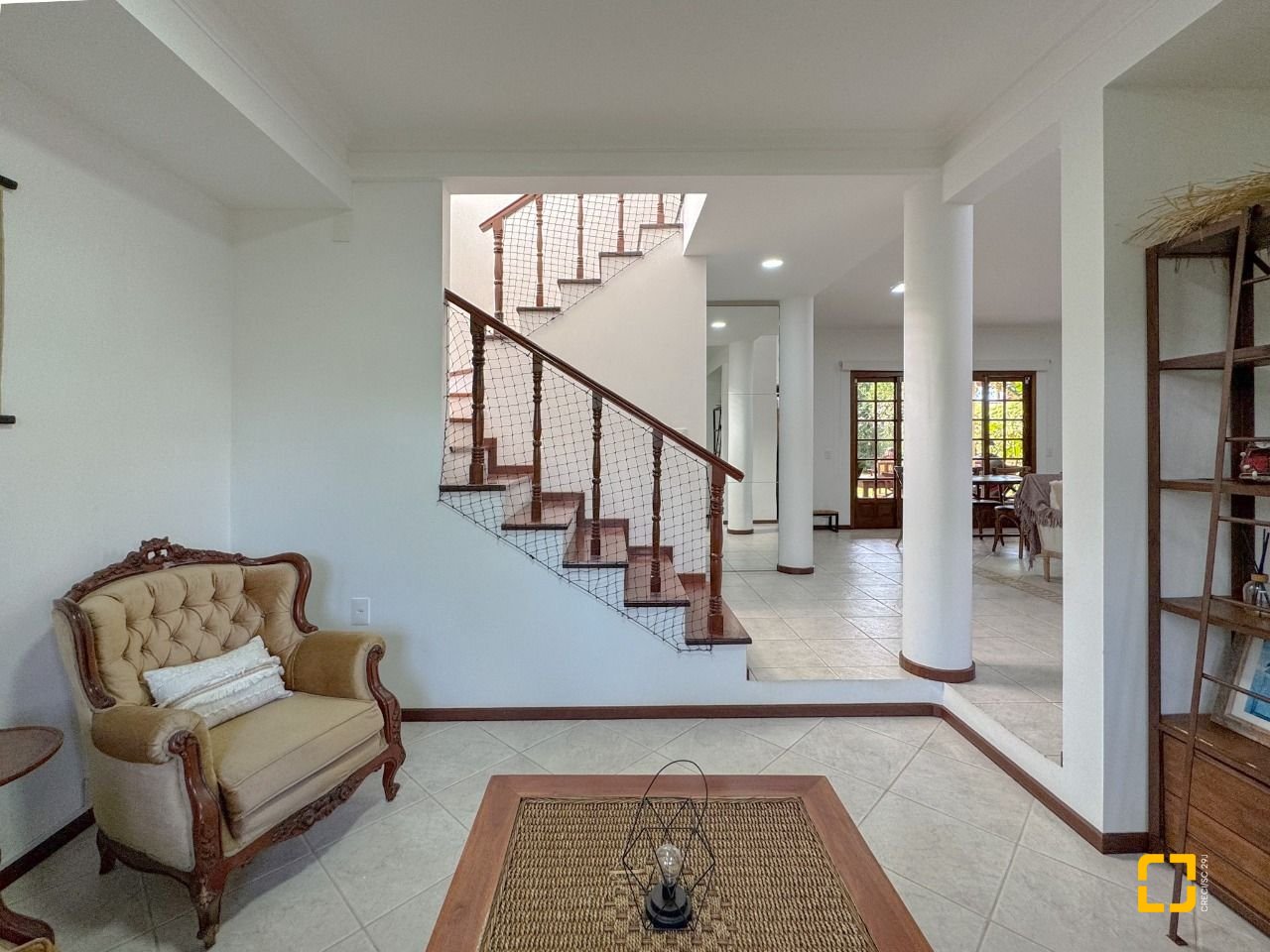 Casa com 230m², 4 quartos (sendo 1 suíte), 4 garagens, no bairro Jurerê Internacional em Florianópolis