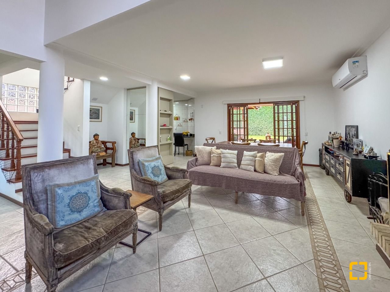 Casa com 230m², 4 quartos (sendo 1 suíte), 4 garagens, no bairro Jurerê Internacional em Florianópolis