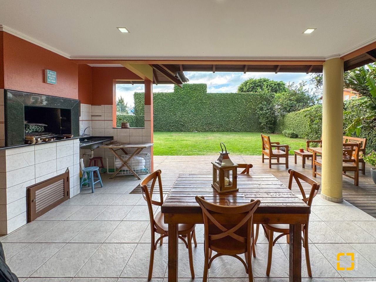 Casa com 230m², 4 quartos (sendo 1 suíte), 4 garagens, no bairro Jurerê Internacional em Florianópolis