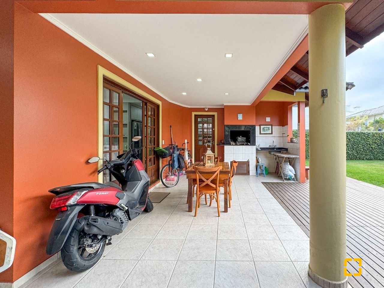 Casa com 230m², 4 quartos (sendo 1 suíte), 4 garagens, no bairro Jurerê Internacional em Florianópolis
