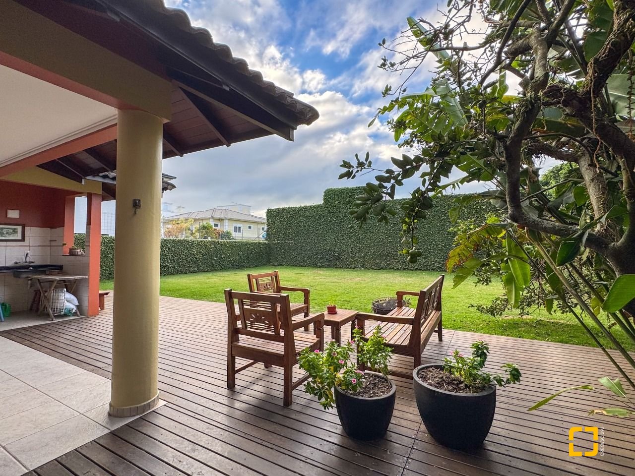 Casa com 230m², 4 quartos (sendo 1 suíte), 4 garagens, no bairro Jurerê Internacional em Florianópolis