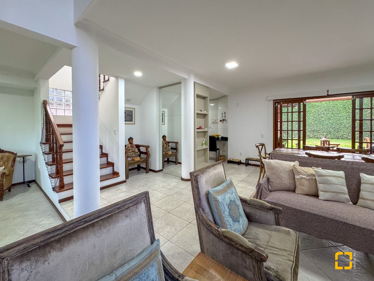 Casa com 230m², 4 quartos (sendo 1 suíte), 4 garagens, no bairro Jurerê Internacional em Florianópolis