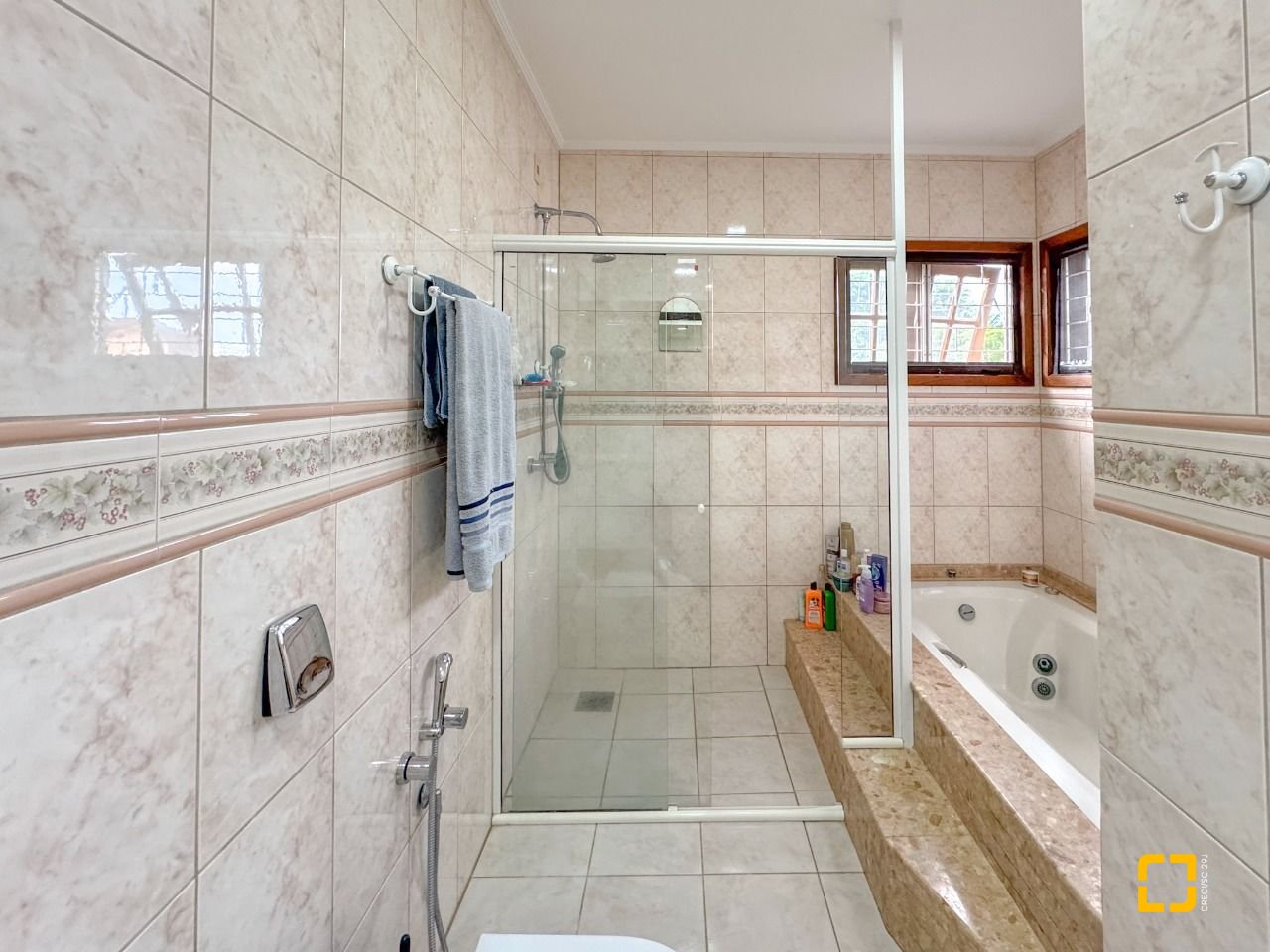 Casa com 230m², 4 quartos (sendo 1 suíte), 4 garagens, no bairro Jurerê Internacional em Florianópolis