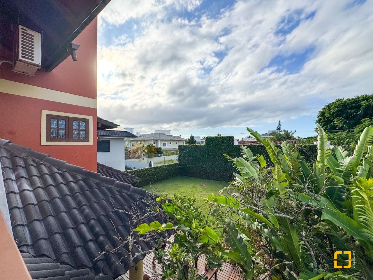 Casa com 230m², 4 quartos (sendo 1 suíte), 4 garagens, no bairro Jurerê Internacional em Florianópolis