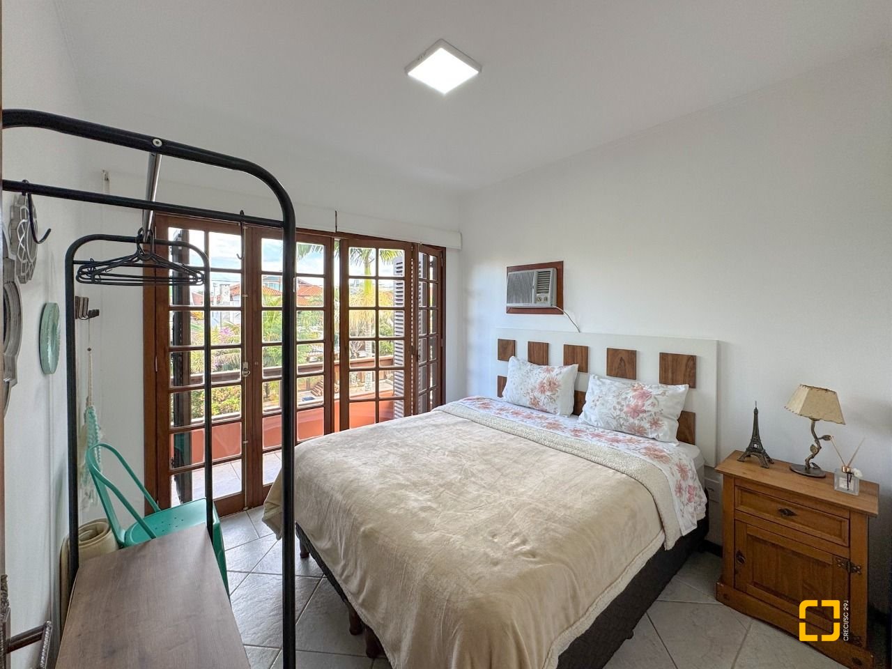 Casa com 230m², 4 quartos (sendo 1 suíte), 4 garagens, no bairro Jurerê Internacional em Florianópolis