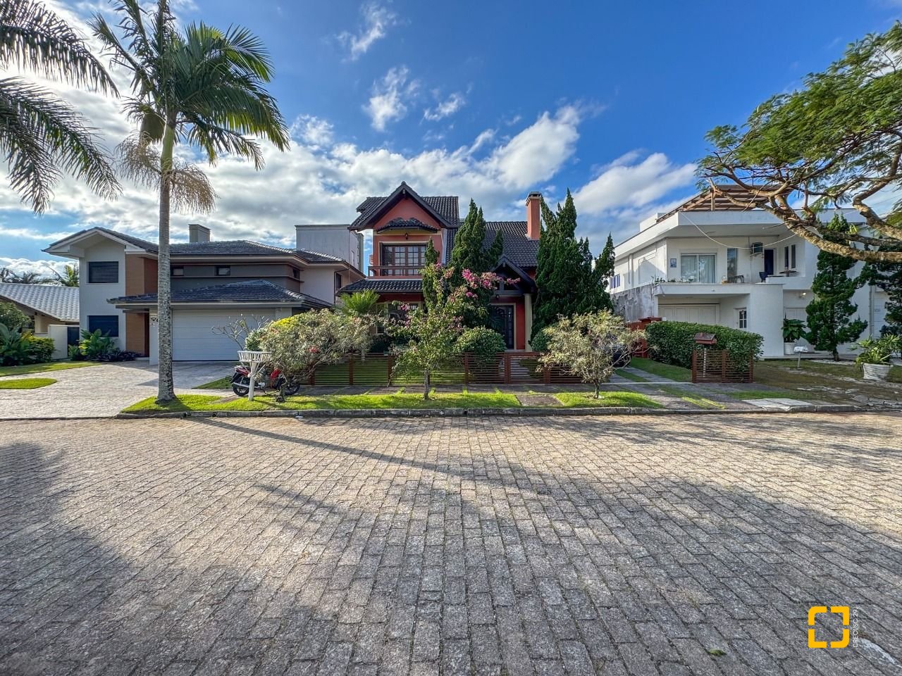 Casa com 230m², 4 quartos (sendo 1 suíte), 4 garagens, no bairro Jurerê Internacional em Florianópolis