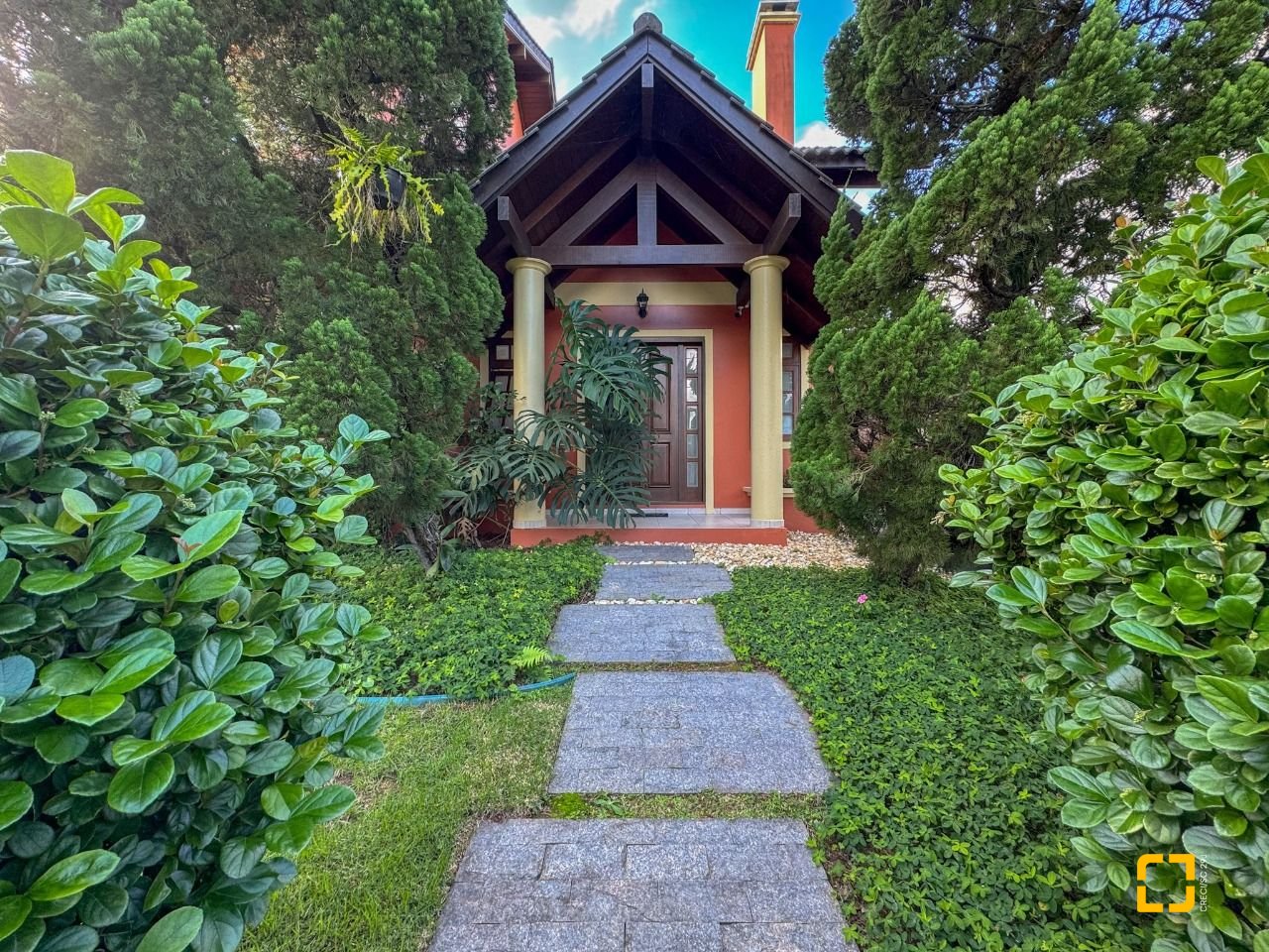 Casa com 230m², 4 quartos (sendo 1 suíte), 4 garagens, no bairro Jurerê Internacional em Florianópolis