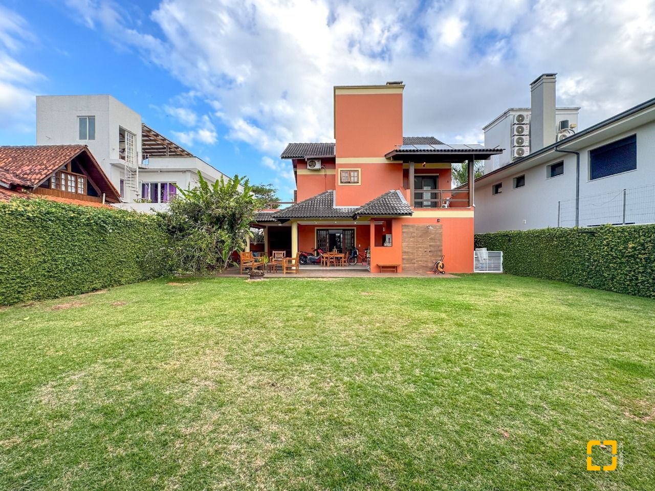 Casa com 230m², 4 quartos (sendo 1 suíte), 4 garagens, no bairro Jurerê Internacional em Florianópolis