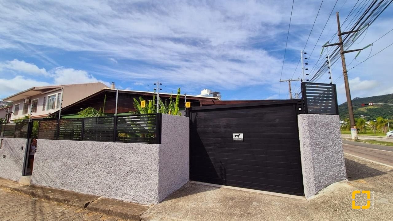 Casa com 95m², 4 quartos (sendo 1 suíte), 2 garagens, no bairro Saco dos Limões em Florianópolis