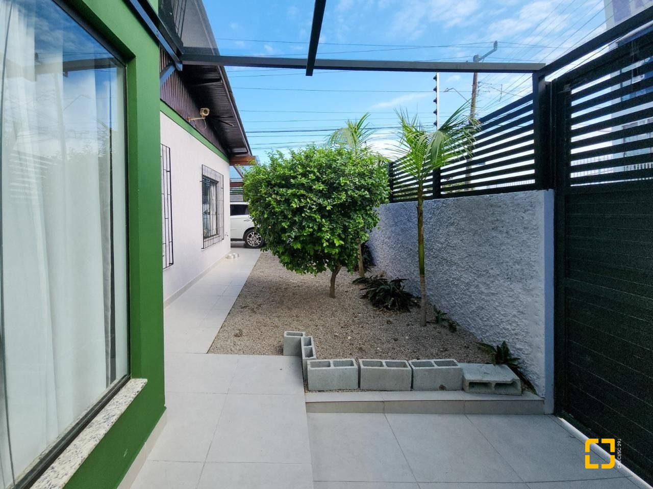 Casa com 95m², 4 quartos (sendo 1 suíte), 2 garagens, no bairro Saco dos Limões em Florianópolis