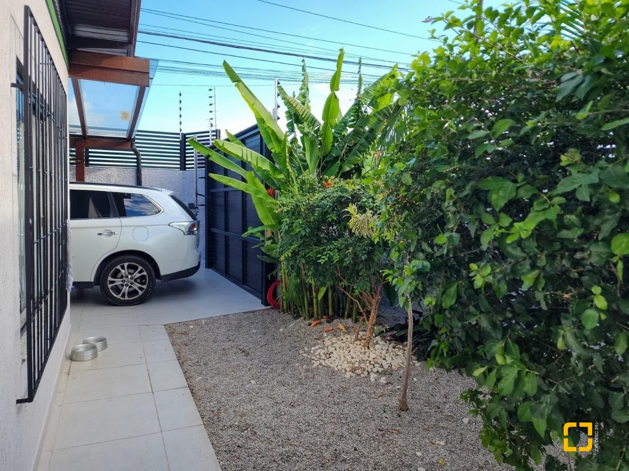 Casa com 95m², 4 quartos (sendo 1 suíte), 2 garagens, no bairro Saco dos Limões em Florianópolis