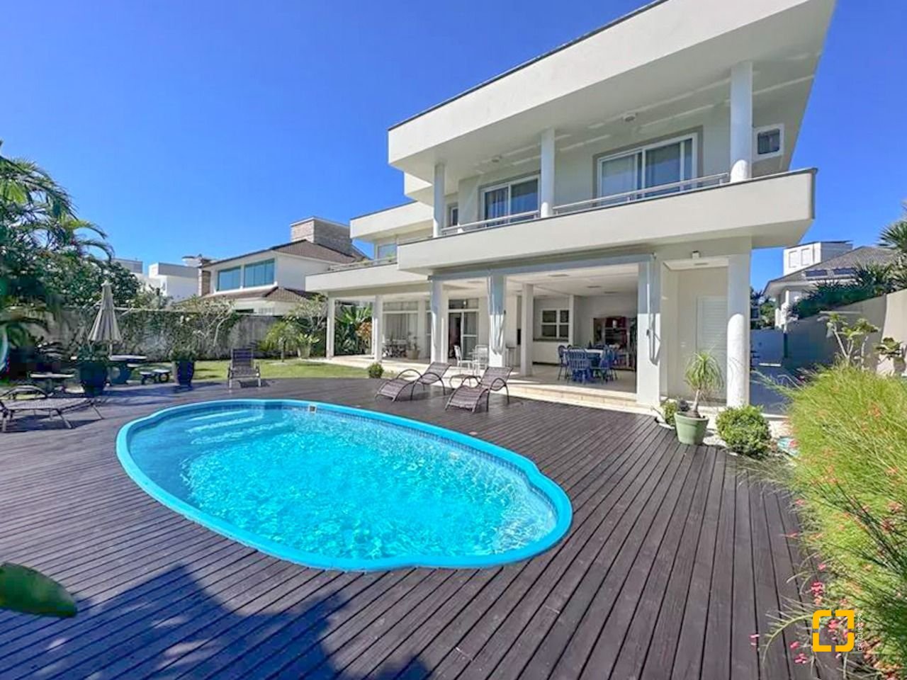 Casa com 605m², 11 quartos (sendo 5 suítes), 6 garagens, no bairro Jurerê Internacional em Florianópolis