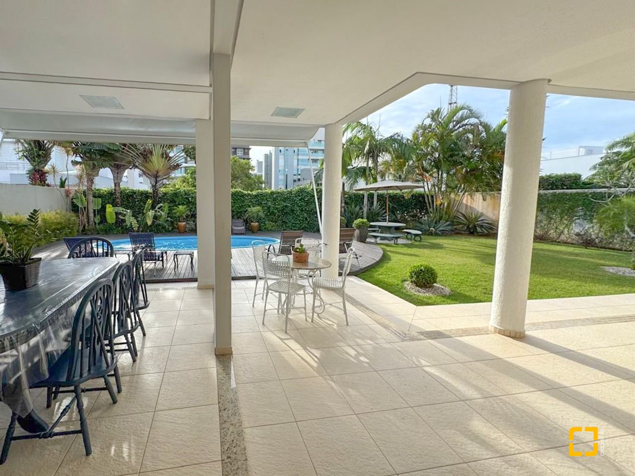 Casa com 605m², 11 quartos (sendo 5 suítes), 6 garagens, no bairro Jurerê Internacional em Florianópolis