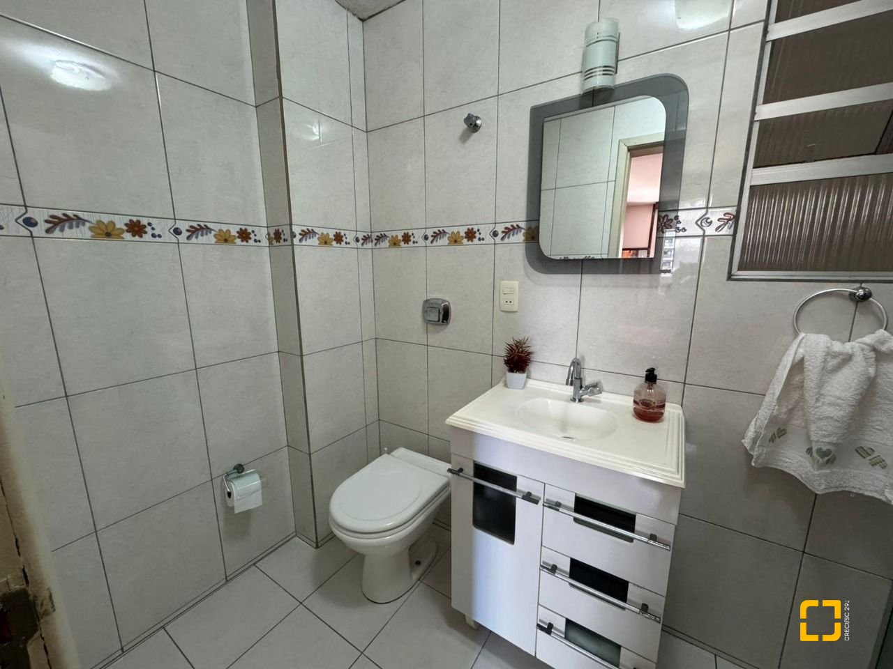 Apartamento com 48m², 2 quartos (sendo 1 suíte), 1 garagem, no bairro Centro em Florianópolis