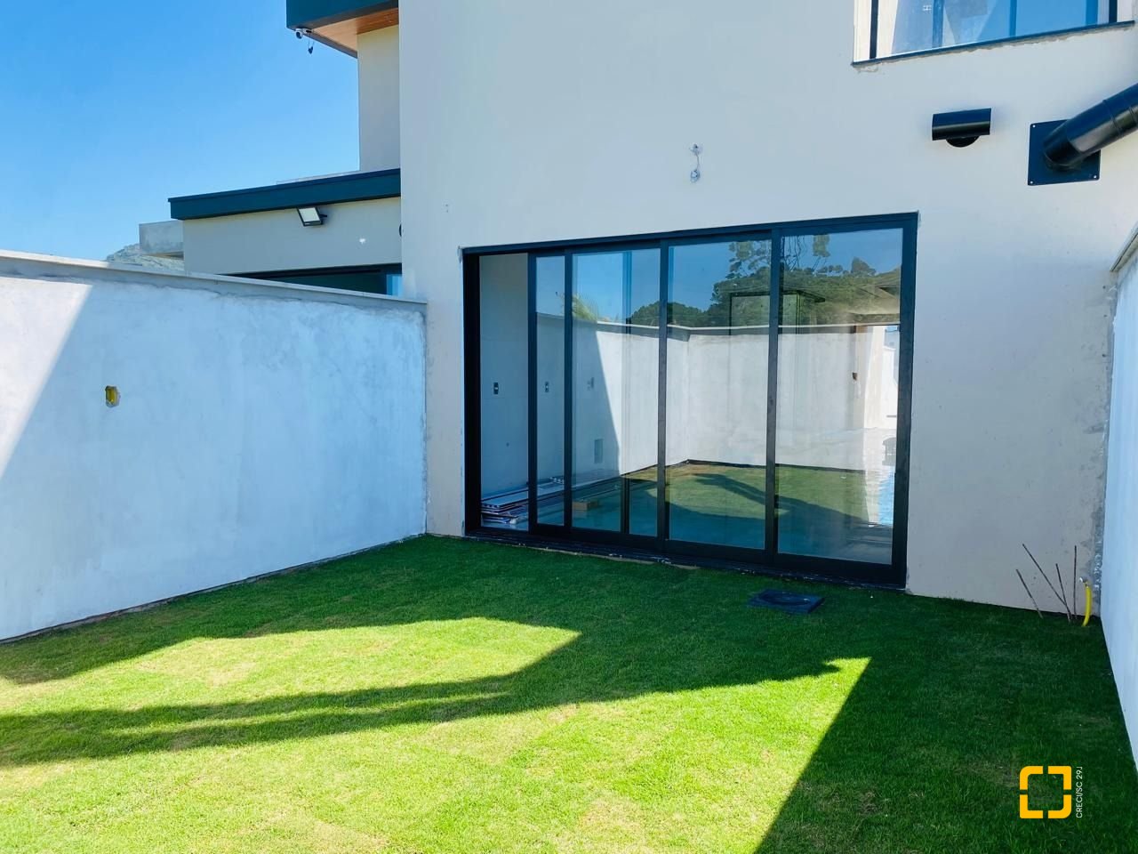 Casa com 126m², 4 quartos (sendo 1 suíte), 2 garagens, no bairro Campeche em Florianópolis
