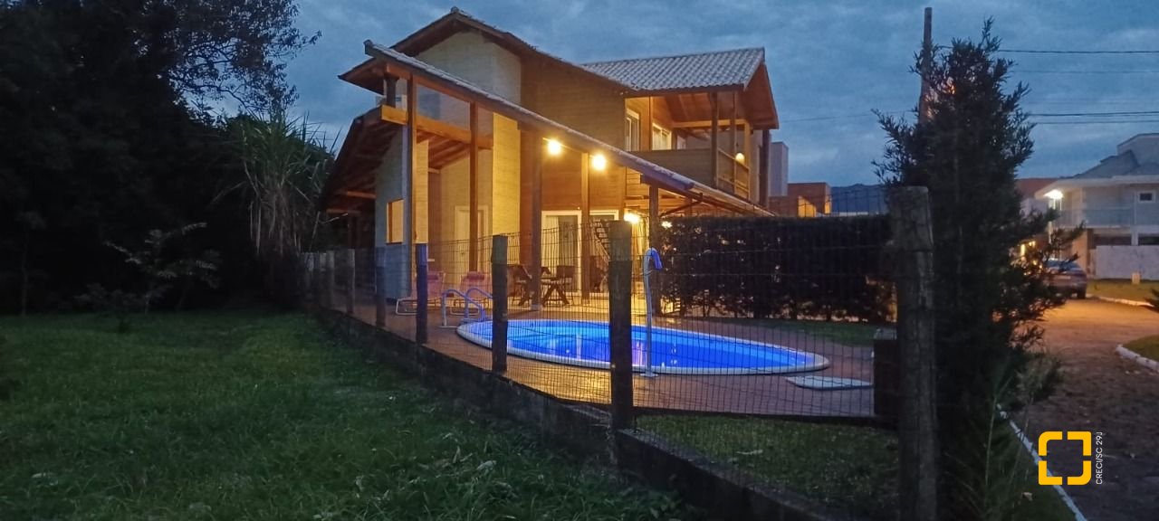 Casa de Condomínio com 240m², 5 quartos (sendo 2 suítes), 2 garagens, no bairro Vargem Grande em Florianópolis