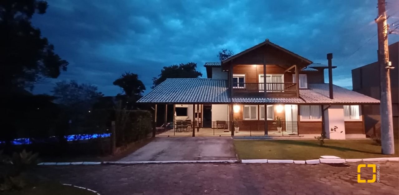 Casa de Condomínio com 240m², 5 quartos (sendo 2 suítes), 2 garagens, no bairro Vargem Grande em Florianópolis