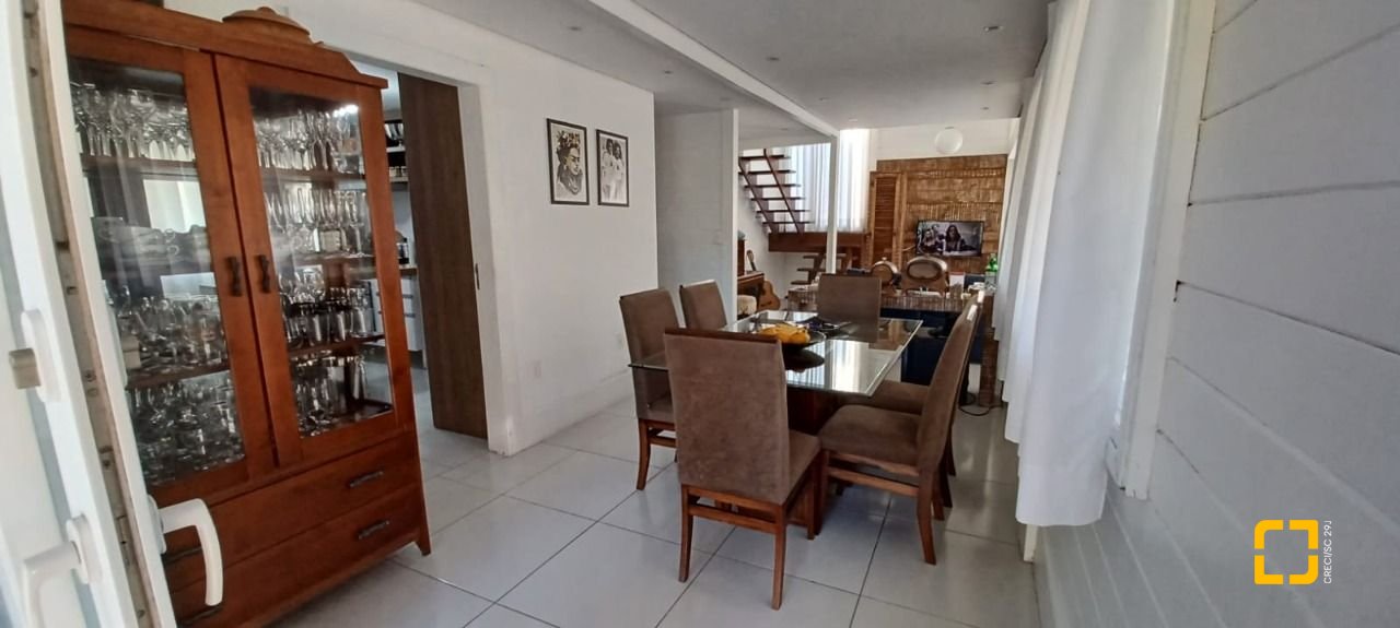 Casa de Condomínio com 240m², 5 quartos (sendo 2 suítes), 2 garagens, no bairro Vargem Grande em Florianópolis