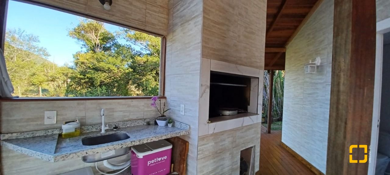 Casa de Condomínio com 240m², 5 quartos (sendo 2 suítes), 2 garagens, no bairro Vargem Grande em Florianópolis