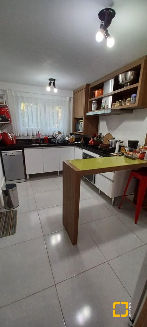 Casa de Condomínio com 240m², 5 quartos (sendo 2 suítes), 2 garagens, no bairro Vargem Grande em Florianópolis