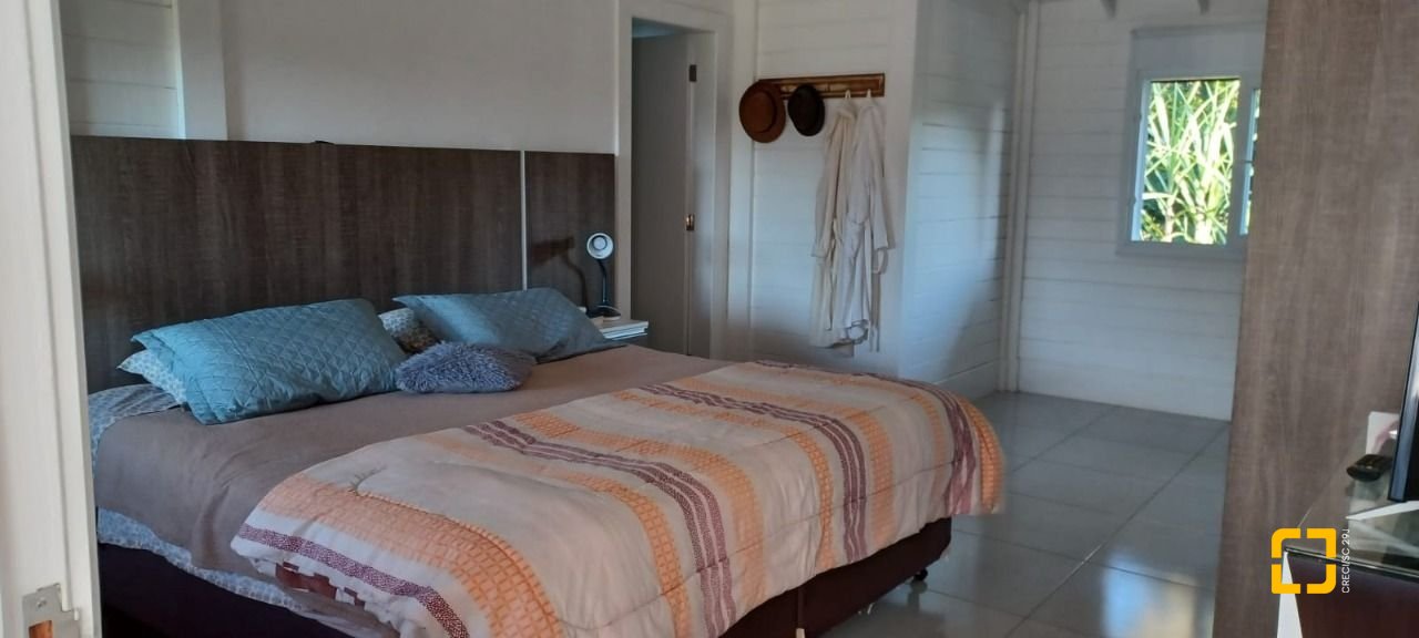 Casa de Condomínio com 240m², 5 quartos (sendo 2 suítes), 2 garagens, no bairro Vargem Grande em Florianópolis
