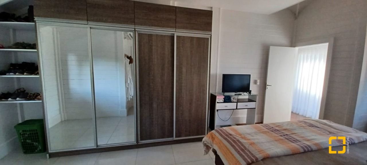 Casa de Condomínio com 240m², 5 quartos (sendo 2 suítes), 2 garagens, no bairro Vargem Grande em Florianópolis