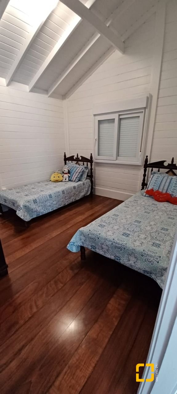 Casa de Condomínio com 240m², 5 quartos (sendo 2 suítes), 2 garagens, no bairro Vargem Grande em Florianópolis