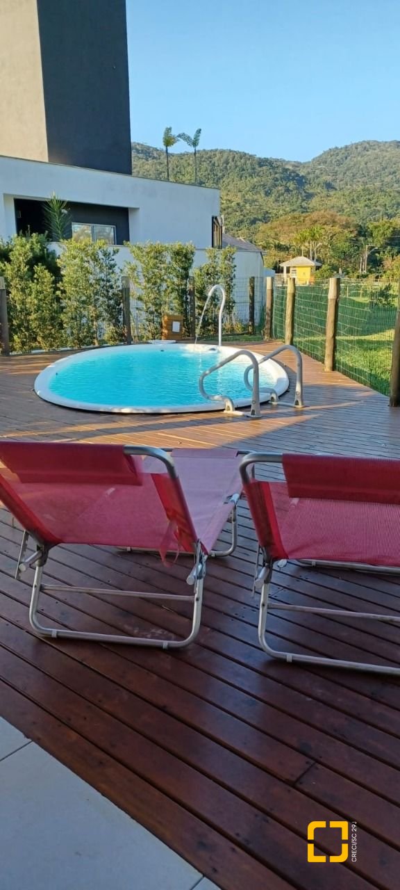 Casa de Condomínio com 240m², 5 quartos (sendo 2 suítes), 2 garagens, no bairro Vargem Grande em Florianópolis
