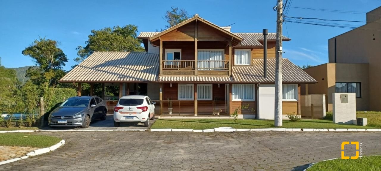 Casa de Condomínio com 240m², 5 quartos (sendo 2 suítes), 2 garagens, no bairro Vargem Grande em Florianópolis