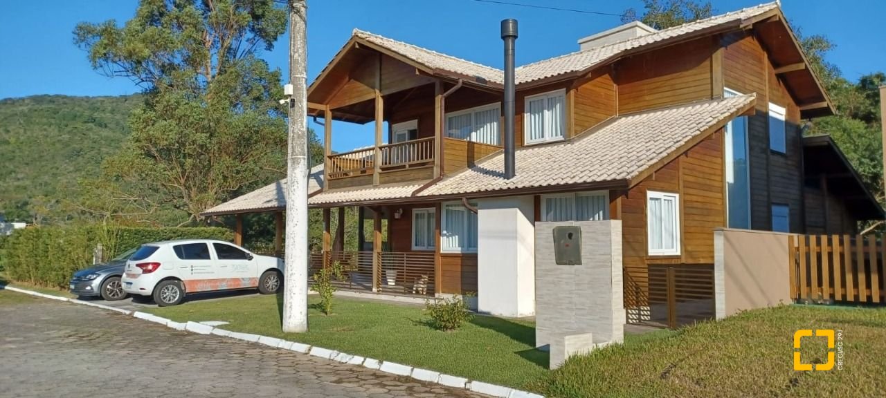 Casa de Condomínio com 240m², 5 quartos (sendo 2 suítes), 2 garagens, no bairro Vargem Grande em Florianópolis