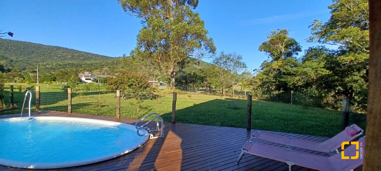Casa de Condomínio com 240m², 3 quartos (sendo 2 suítes), 2 garagens, no bairro Vargem Grande em Florianópolis