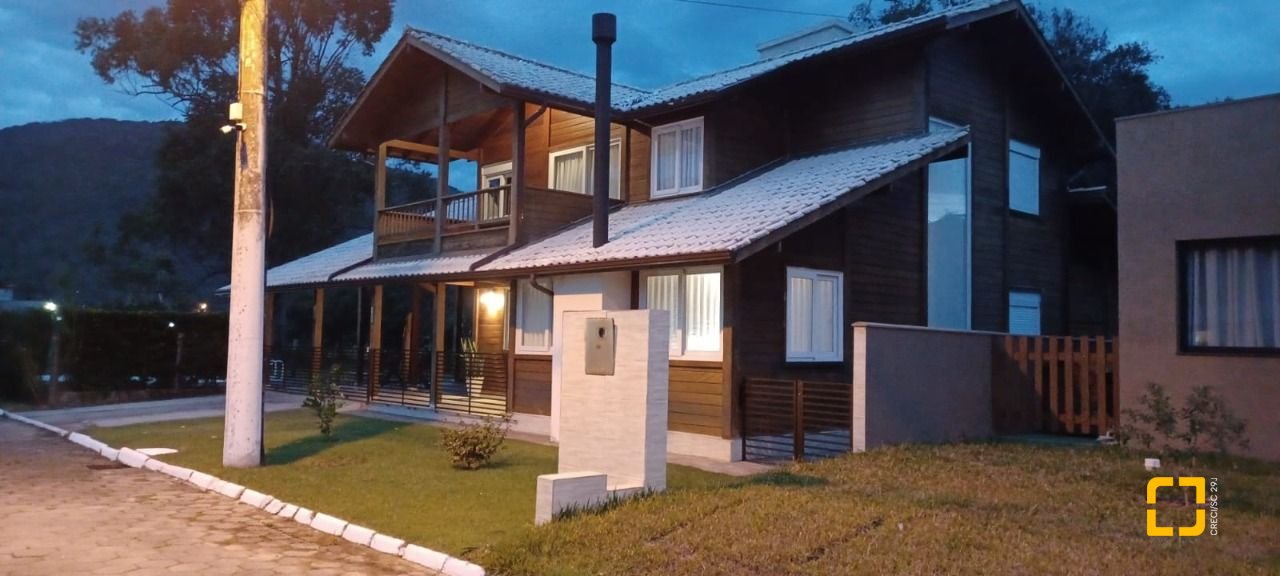 Casa de Condomínio com 240m², 3 quartos (sendo 2 suítes), 2 garagens, no bairro Vargem Grande em Florianópolis