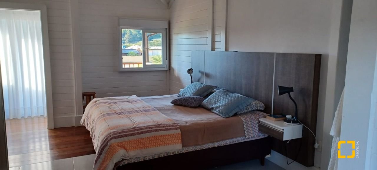 Casa de Condomínio com 240m², 3 quartos (sendo 2 suítes), 2 garagens, no bairro Vargem Grande em Florianópolis