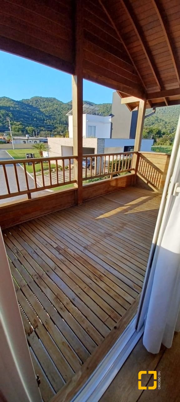 Casa de Condomínio com 240m², 3 quartos (sendo 2 suítes), 2 garagens, no bairro Vargem Grande em Florianópolis